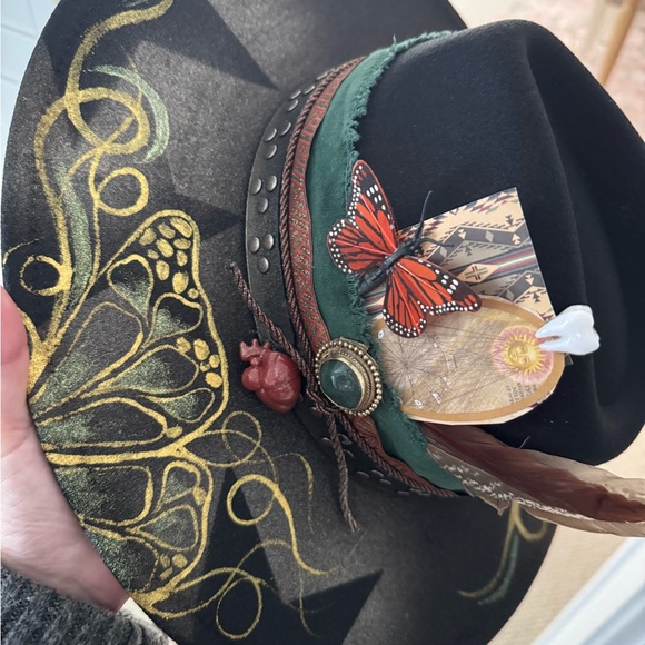 Artisan Black and Gold Women\'s Hat